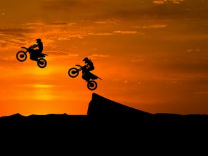 Preview wallpaper motorcyclist, silhouettes, trick, hill