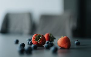 Preview wallpaper strawberries, blueberries, berries, blur