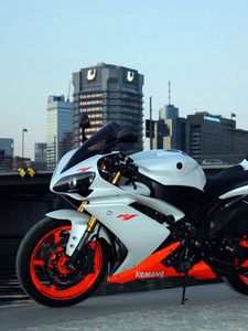 Preview wallpaper yamaha, r1, side view, city